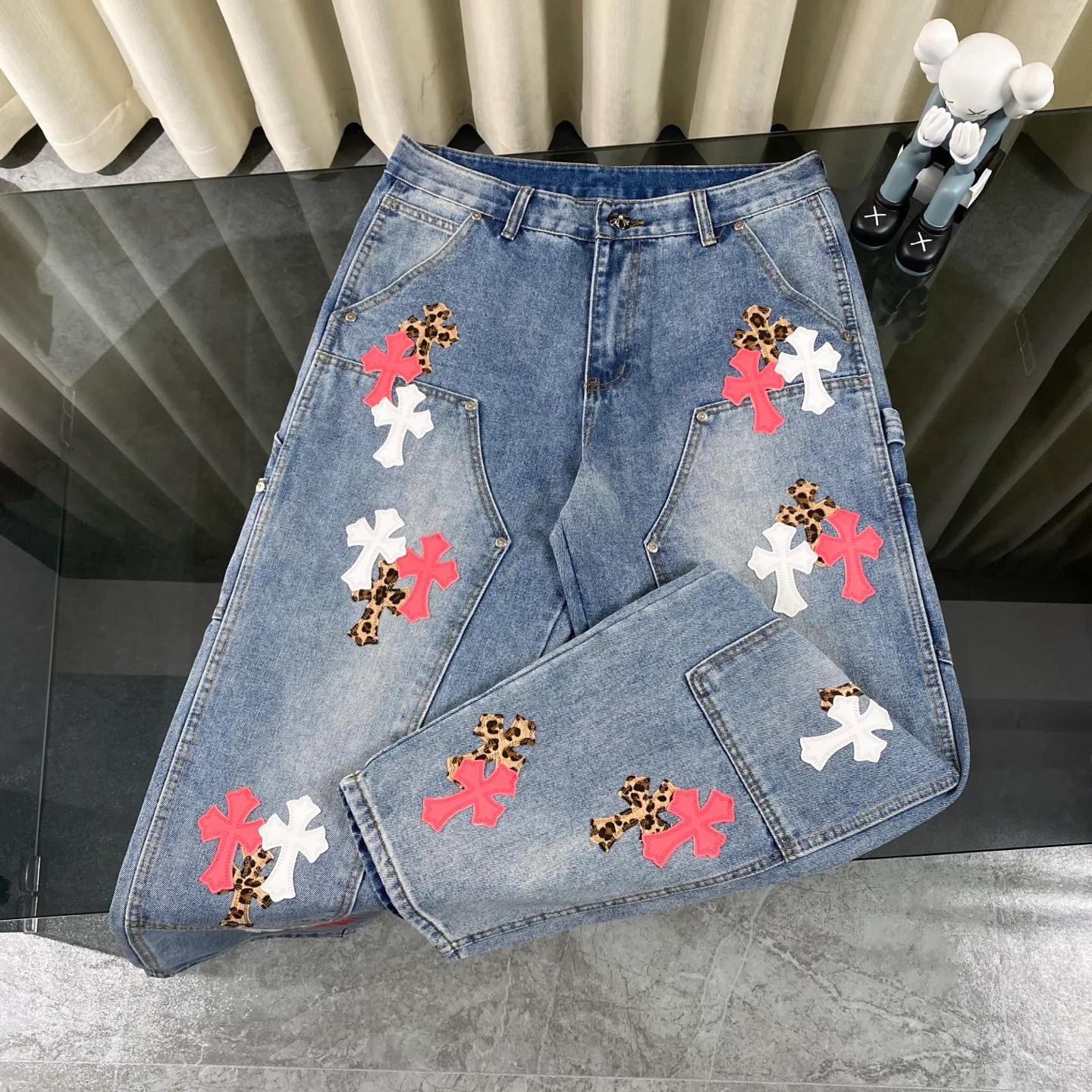 P270 CH Chromehearts Malaysia-limited leopard print cross patchwork leather workwear jeans and logging pants. The counter price is 34W level. The patchwork cross pattern is embellished and the jeans are washed! ! An absolutely high-end luxury product, a 1.9W-level god-level single product, a super popular product, made by top heavy industry, a magic weapon that cannot be missed! [About Zangyin] This is an extremely luxurious fashion brand that can also be called the aristocracy of the high street. It has always been an exclusive brand for some hipsters or rich second generations. Compared with ordinary high streets, it is more luxurious and noble. Compared with luxury brands, it is more fashionable and individual. It has always been a brand that I have a special liking for. [Top heavy industry fashion design] Consistently high-street luxury style. Speaking of this style, the Zangyin family and GU family are definitely the leading representative brands. Especially the Zangyin family has really achieved a state-of-the-art effect in creating high-street style. The unique washed material is used to create this style. The color system is already quite eye-catching. After it is decorated with patchwork cross flowers, it cleverly highlights the charm of the brand. Secondly, this style uses classic The high-waist cutting design highlights the long legs and fashionable temperament of the upper body. The brand is highly recognizable and the slim fit configuration is more suitable for daily wear. It is a product that interprets personality, fashion, and specifications at a glance. This single product is enough to make any fan excited. It can be a white T-shirt for a youthful college style, or a tight suspender for a royal style. It has strong matching ability and can be easily controlled by men.  [Materials and craftsmanship] Needless to say, this point goes without saying. As an excellent craftsman brand, Zangyin’s requirements for details and craftsmanship are really perfect. The washed color of this model has gone through so many processes, not to mention the embellishment of denim appliques. It is also purely hand-made and sewn. Just like what they believe in, only hand-made things have soul and have the meaning of wear. A top-notch heavy-duty fashionable denim item, I look forward to your perfect interpretation! !  Color: blue Size: 28-36
